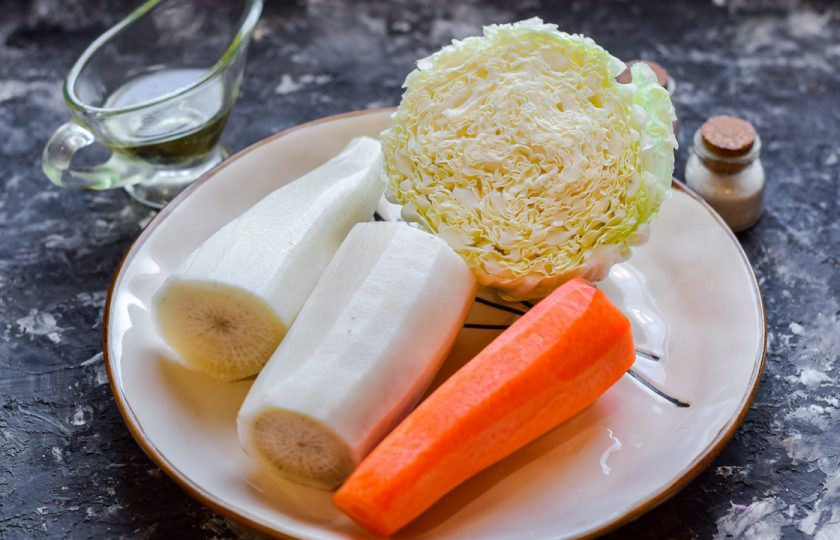 1. Этап. Салат с пекинской капустой и дайконом: Подготовьте ингредиенты.