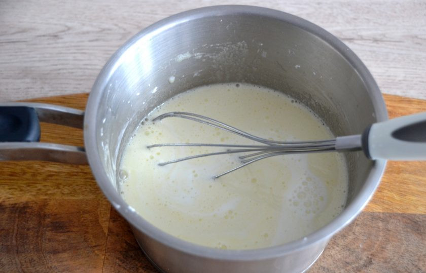 1. Этап. Крем Пломбир для эклеров: Влейте половину (250 мл.) молока, смешайте до однородности, влейте остальное молоко (250 мл.), поставьте на плиту на средний огонь. Варите при постоянном помешивании.