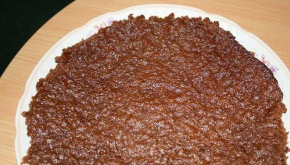 1. Этап. Торт Кучерявый мальчик: Делим тесто на две части. Одну часть выпекаем в круглой форме, а вторую можно выпечь на обычном противне. Выпекаются коржи минут 25 в разогретой до 240 градусов духовке.