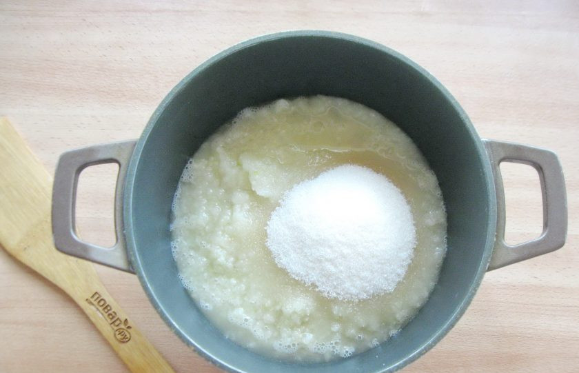 1. Этап. Джем из груши с лимонной кислотой на зиму: Добавьте сахар, перемешайте и поставьте на огонь.