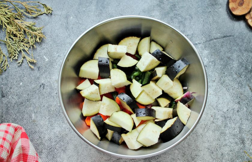 1. Этап. Овощное рагу с брокколи и баклажанами: Баклажаны хорошо промойте и откиньте на сито, чтобы вода стекла. Добавьте баклажаны к овощам.