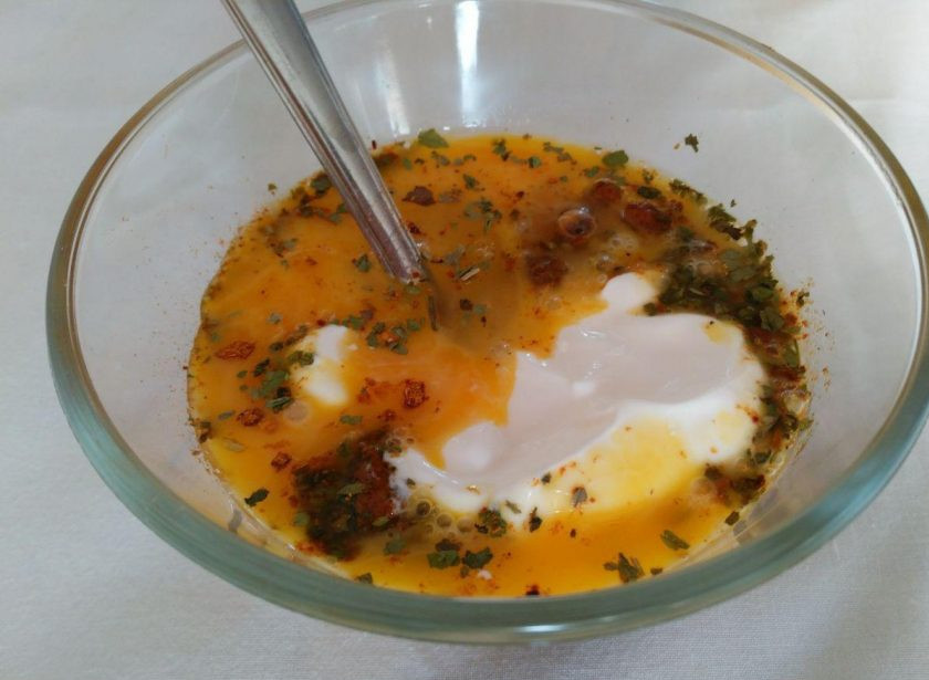 1. Этап. Кукурузно-сырная запеканка: Яйца разбейте в небольшую ёмкость, всыпьте соль и специи, добавьте сметану или небольшое количество молока. Взбейте яичную смесь с помощью вилки.