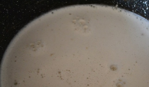 1. Этап. Суп-пюре из горошка с кешью: Орехи измельчить блендером с бульоном.