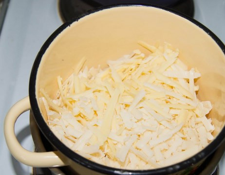 1. Этап. Макароны с цветной капустой: Капусту разделите на соцветия. Сыр натрите на терке.