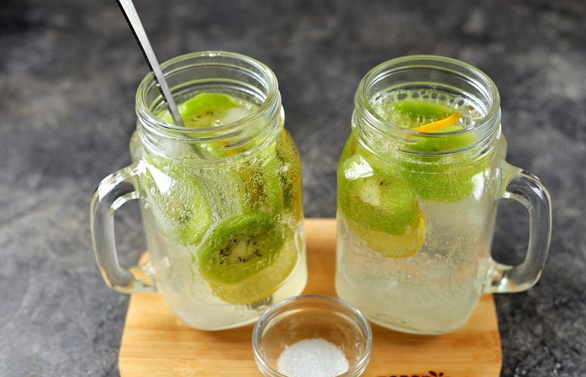 1. Этап. Лимонад «Киви»: Коктейльной ложкой с длинной ручкой слегка помните лимонные ломтики, перемешайте напиток.