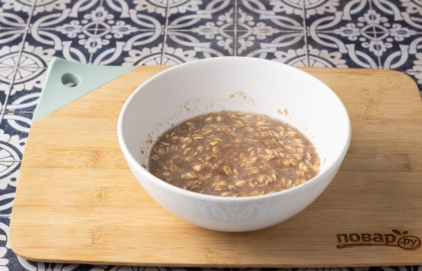 1. Этап. Овсяноблин без яиц и молока ПП: Влейте воду, чтобы она чуть покрывала смесь. Оставьте на 15 минут.