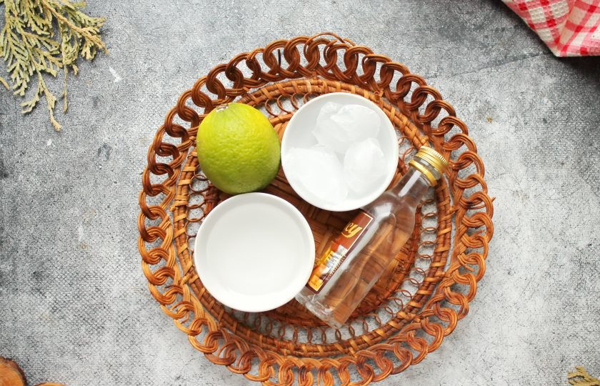 1. Этап. Коктейль Буравчик: Подготовьте все необходимые ингредиенты для приготовления. Лайм тщательно вымойте и обсушите.