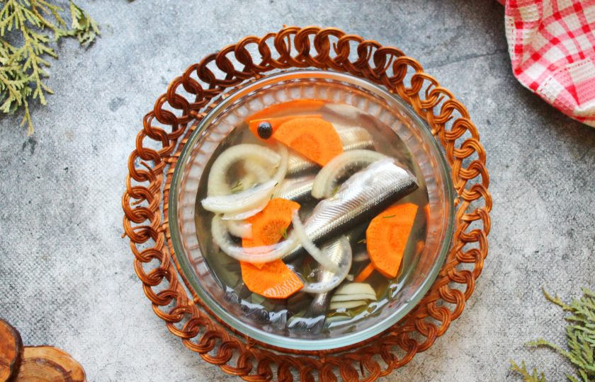 1. Этап. Горячий маринад для рыбы: Подготовленную рыбу залейте теплым маринадом, закройте и остудите. Уберите в холодильник и 12-24 часа, в зависимости от размера рыбы.