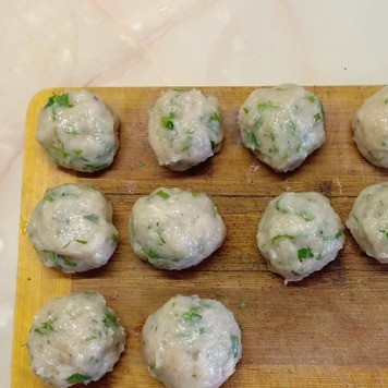 1. Этап. Курица по-китайски: Из полученной массы сформовать довольно крупные шарики.