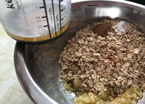 1. Этап. Гранола-корзинки с греческим йогуртом: 3. Туда же добавляем мед и корицу. Вымешиваем массу до однородности.