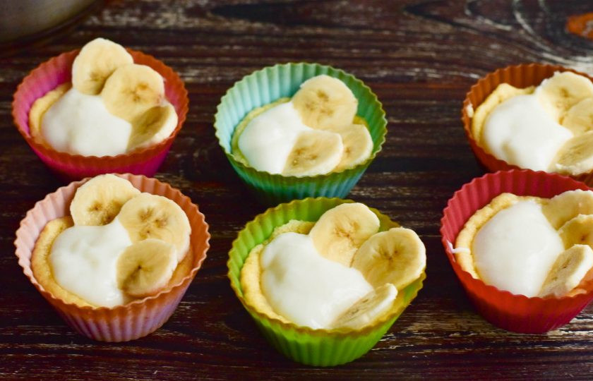 1. Этап. Тарталетки с бананом: Нарежьте банан кружочками, выложите их по несколько штук на один край каждой тарталетки.