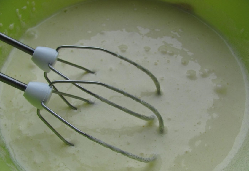 1. Этап. Булочки на кефире без дрожжей: 2. Кефир нагреваю до комнатной температуры, затем вливаю его в миску к яйцам, сливочное масло растапливаю. Вливаю туда же, добавляю соду и взбиваю все миксером.