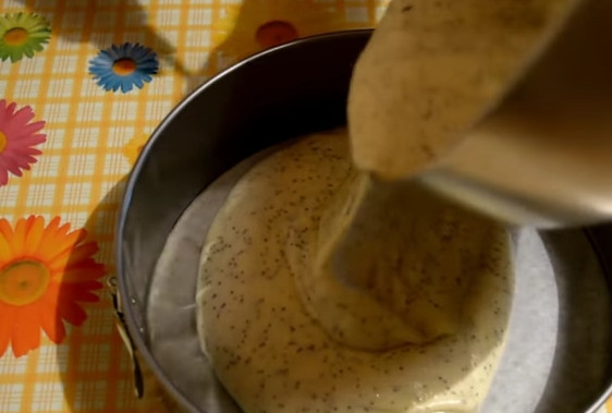 1. Этап. Бисквитный торт Славяночка: 8. Перелейте тесто в разъемную форму, распределите ровно и выпекайте при температуре 180 градусов 40-45 минут. Готовность проверяйте зубочисткой.