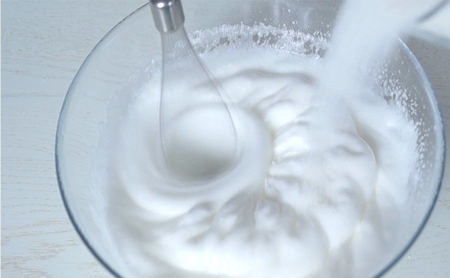 1. Stage. Sponge cake with sour cream: Separate the whites from the yolks. Beat the whites into a foam, then add half of the sugar and beat again until stiff peaks