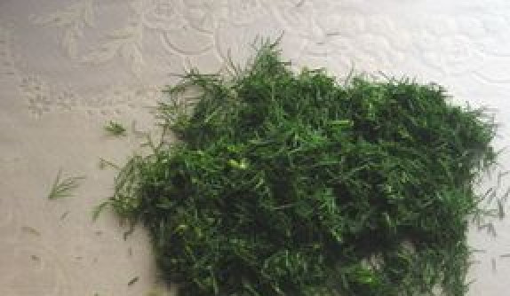 1. Этап. Рулет из лаваша с курицей: Мелко нарежем укроп.