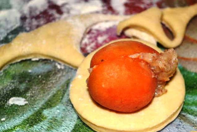 1. Этап. Баурсаки с начинкой: Раскатайте тесто, вырежьте из него круги (для этого можно взять стакан). На каждый кружок теста положите абрикос с начинкой.