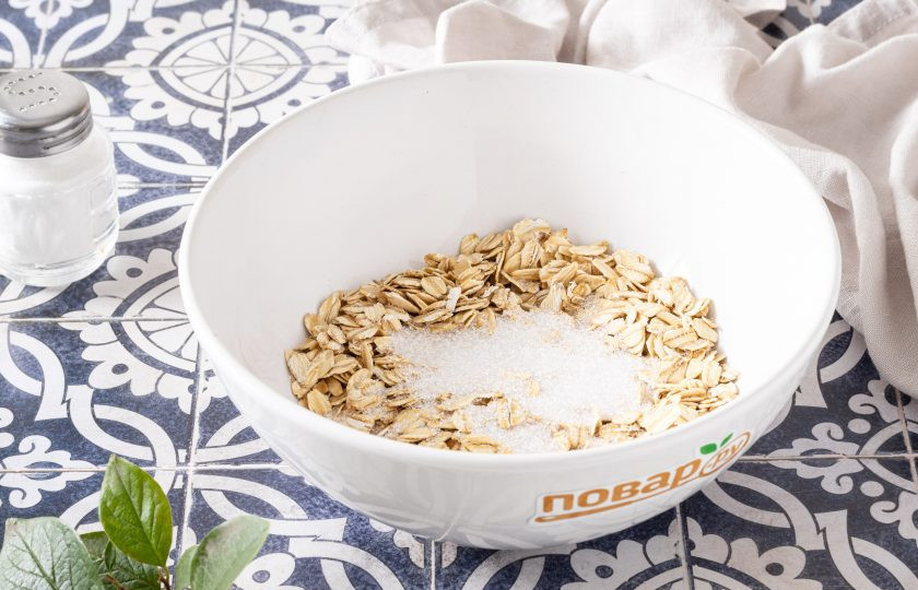 1. Этап. Геркулесовая каша в микроволновке: Добавьте сахар и соль по вкусу.