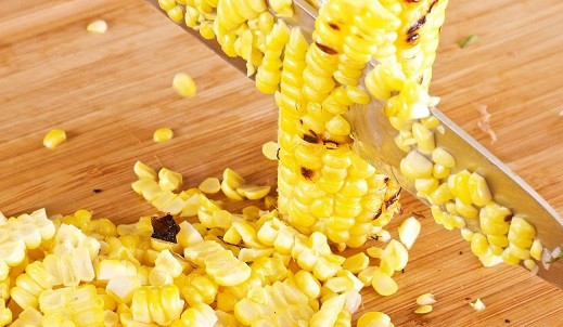 1. Этап. Курица на гриле с овощами и соусом барбекю: 11. Зерна кукурузы аккуратно срежьте с початков.