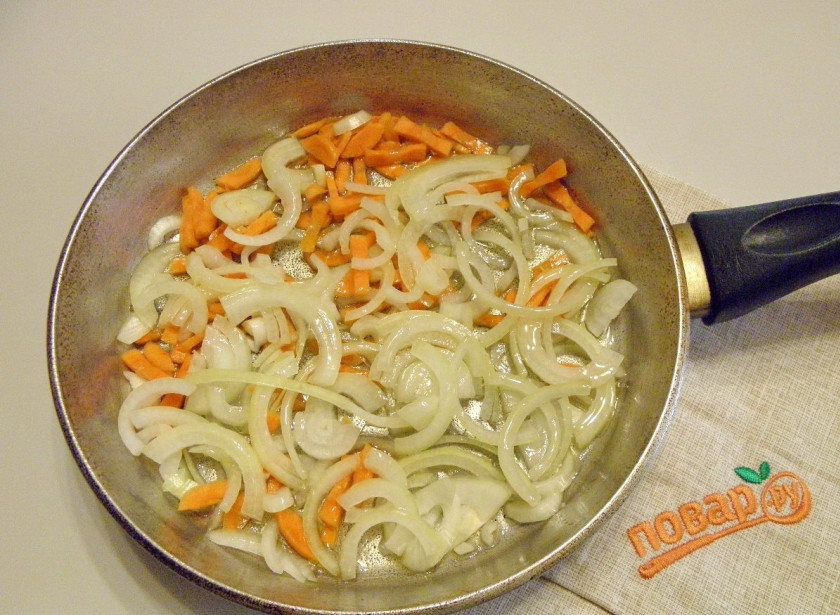 1. Этап. Куриная грудка в сливках: Лук и морковь порежьте мелко и обжарьте на растительном масле до полуготовности.