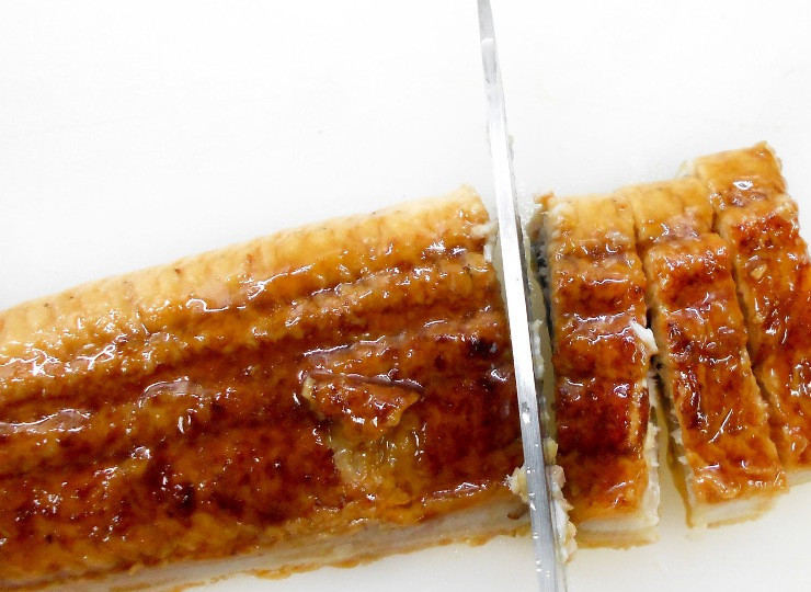 1. Этап. Роллы с угрем: Филе угря нарезаем на бруски шириной в 1 см.