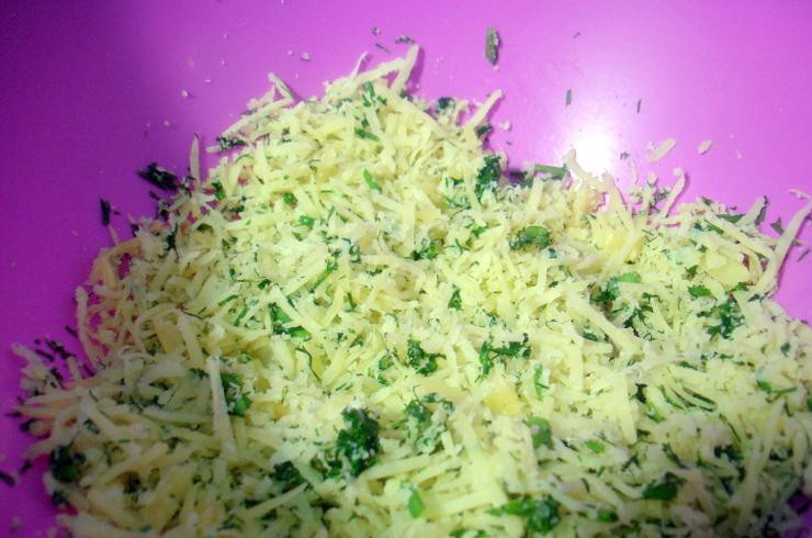 1. Этап. Лепешки с сыром на сковороде: Трем сыр на терке и добавляем укроп.