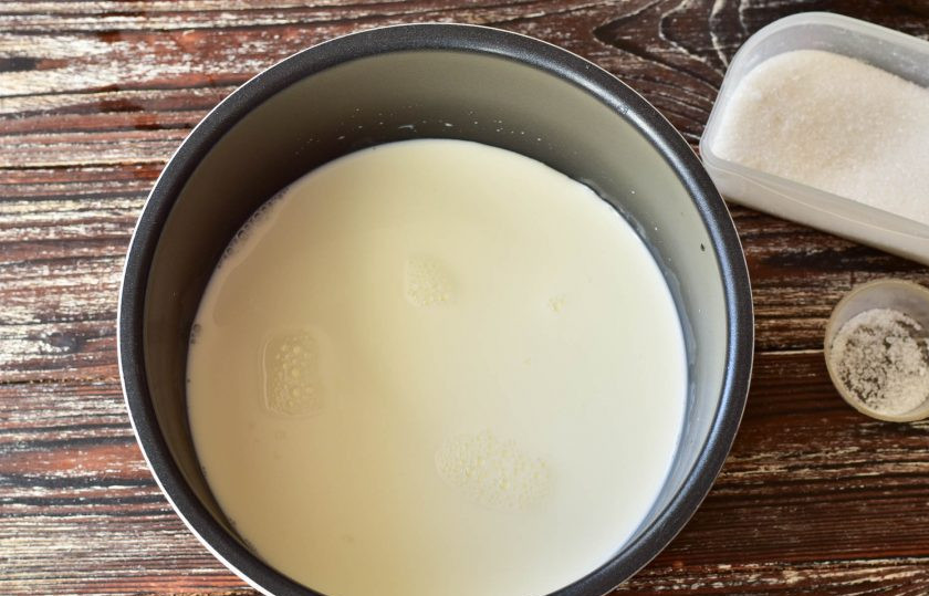 1. Этап. Молочный рисовый суп в мультиварке: Влейте молоко в чашу мультиварки.