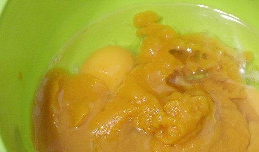 1. Этап. Тыквенные маффины с черникой: Добавить тыквенное пюре и растительное масло.