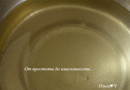 1. Этап. Кекс с яблоками и мандаринами: Воду смешайте с сахаром, ванилином и растительным маслом.