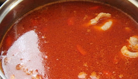 1. Этап. Томатный суп с курицей: 4. Выложите овощи с курицей в бульон. После закипания посолите, поперчите по вкусу, добавьте паприку и другие специи при желании.