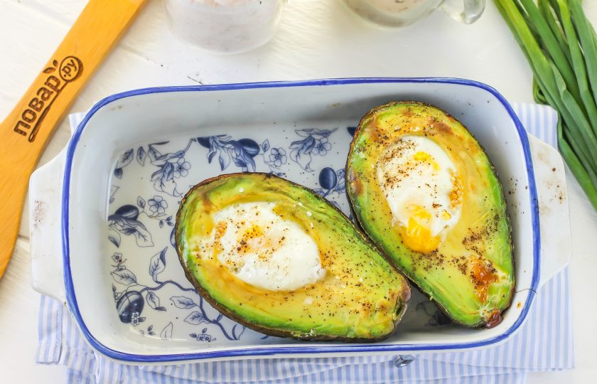 1. Этап. Яйца на завтрак: Поместите блюдо в духовку и запеките 10-12 минут до готовности яиц. Выключите духовку и аккуратно извлеките форму из техники. Дайте половинкам авокадо слегка остыть.