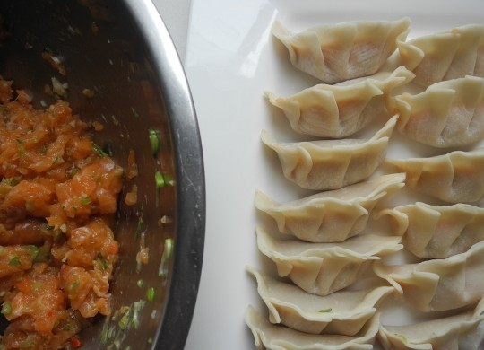 1. Этап. Пельмени с семгой: 3. Хорошо защипните края теста. Готовые пельмешки выкладывайте на бумагу для выпечки, чтобы они не прилипли к поверхности.