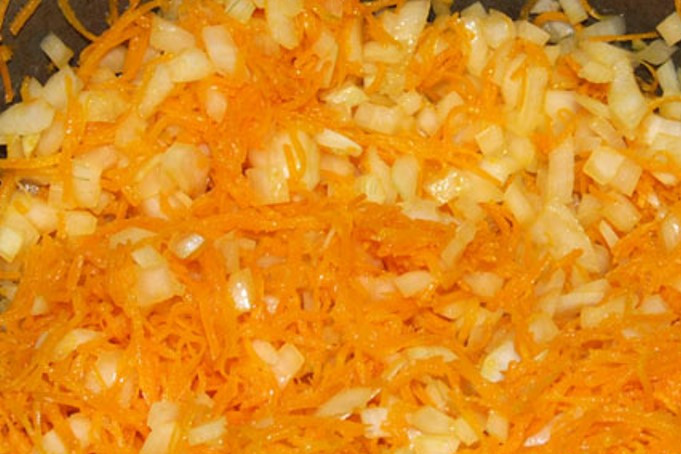 1. Этап. Заправка для борща из свеклы на зиму: Туда же добавьте лук и обжарьте с морковью еще 10 минут. Постоянно помешивайте.