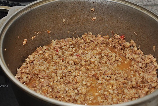 1. Этап. Армейская каша: 3. Варим кашу на слабом огне. Тем временем возьмемся за 