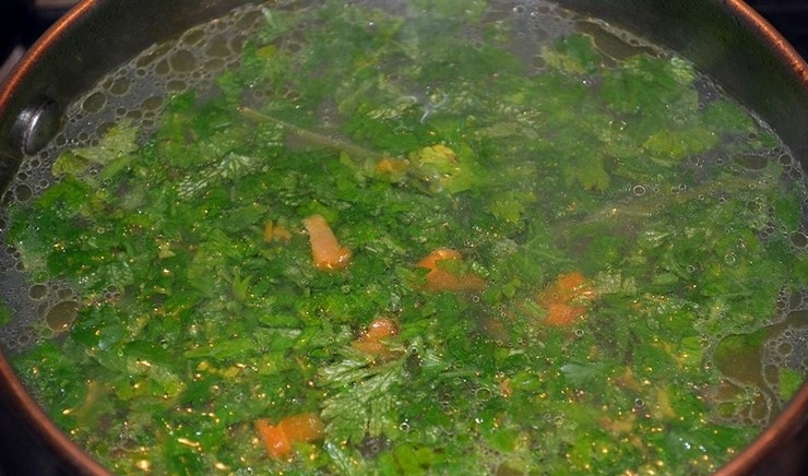 1. Этап. Суп на мясном бульоне: 4. В кипящий бульон отправляем макароны и порезанное мясо, измельченные кусочки моркови. Зелень моем и нарезаем мелко, кладем в бульон. Солим и добавляем по вкусу специи.