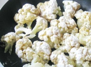 1. Этап. Цветная капуста в яйце: И обжариваем в разогретом масле до красивого цвета.