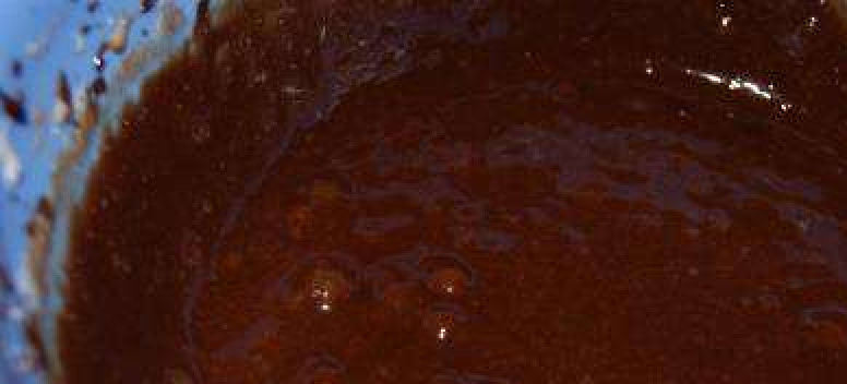 1. Этап. Самые шоколадные печенья: Влейте к яйцу шоколад.