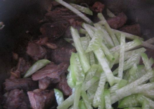 1. Этап. Лагман из говядины по-узбекски: Добавьте редьку и лук к мясу.