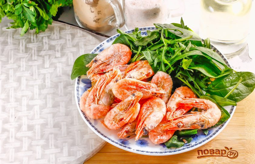 1. Этап. Харумаки: Подготовьте указанные ингредиенты. Креветки заранее обжарьте, отварите или используйте варено-мороженные морепродукты, просто разморозив их в горячей воде.