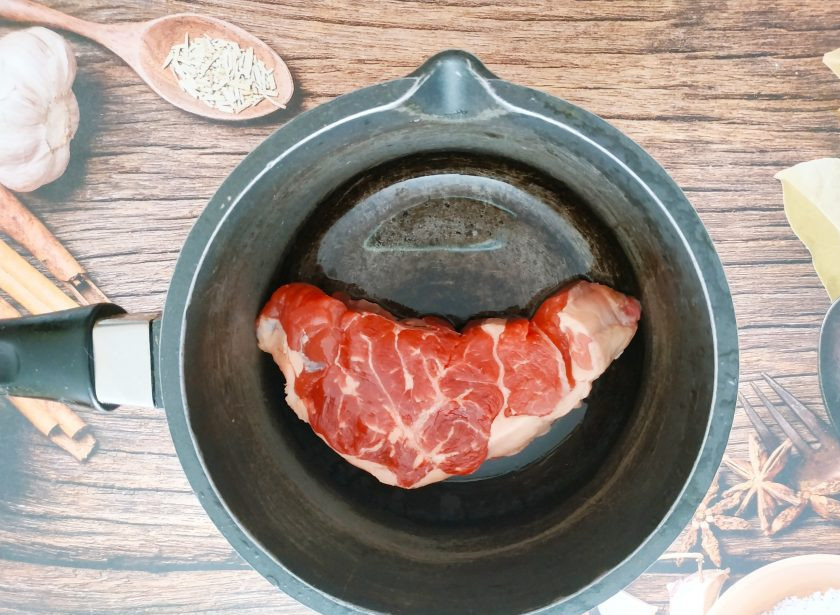 1. Этап. Даргинский хинкал: Говядину залейте водой и поставьте вариться часа на два. Когда закипит, снимите пенку и убавьте огонь на минимум. У нас должен получиться наваристый и прозрачный бульон.