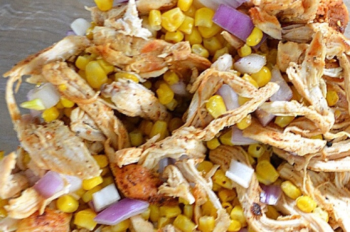 1. Этап. Куриный салат с кукурузой: 4. Обжаренную курицу разберите на волокна, нарежьте красный лук. Смешайте мясо с кукурузой, луком.