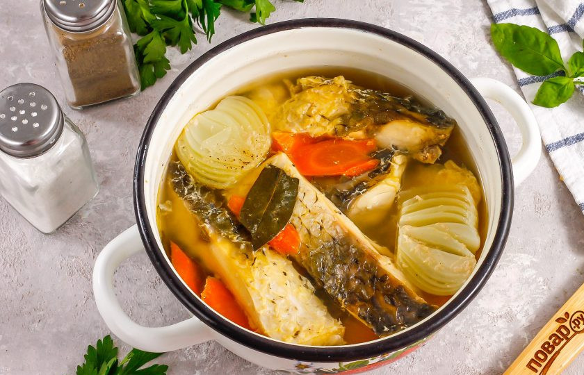 1. Этап. Заливное из сазана: Выключите нагрев, когда рыбное филе сварится.