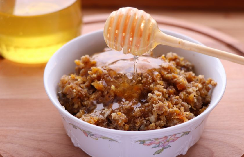 1. Этап. Курага с медом и орехами для иммунитета: Затем добавьте мед и перемешайте полученную смесь.