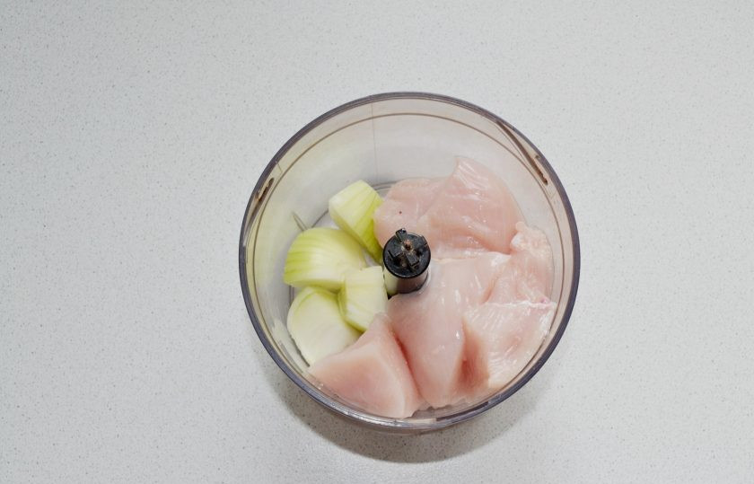 1. Этап. Хачапури с курицей: Для приготовления начинки соедините лук и курицу.