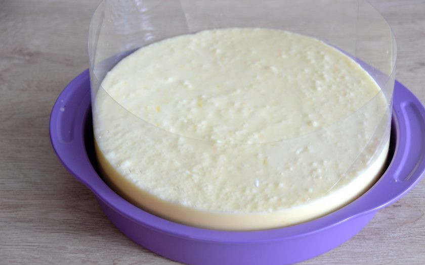 1. Этап. Торт Нежное облако: Влейте взбитую сливочную массу в форму поверх бисквитного коржа. Поставьте в холодильник для стабилизации на 2-3 часа. Время стабилизации зависит от качества используемого желатина.