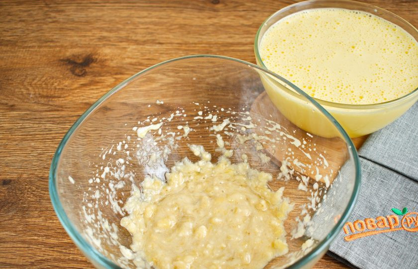 1. Этап. Шоколадный банановый хлеб: Сливочное масло растопите, остудите. Банан очистите, положите в миску, разомните до состояния пюре. В отдельной миске взбейте яйца и сахар в светлую пышную массу. Добавьте к бананам, перемешайте. Влейте растопленное сливочное масло, взбейте.