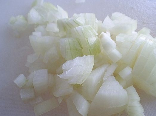 1. Этап. Перец, фаршированный грибами и рисом: Лук чистим, моем. Одну луковицу нарезаем кубиками, вторую - полукольцами.