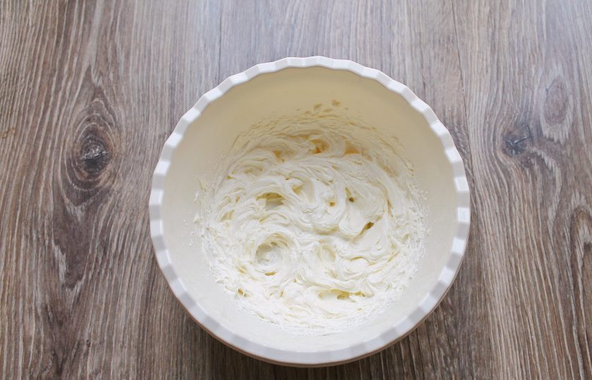 1. Этап. Крем Тоффи: Мягкое сливочное масло взбейте на высокой скорости до пышности и побеления.