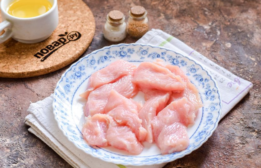 1. Этап. Индейка по-восточному: Филе индейки ополосните и просушите, нарежьте небольшими кусочками.