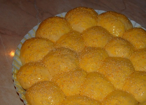 1. Этап. Картофельные булочки: Разогрейте духовку до 190 градусов. Выпечку смажьте желтком и обсыпьте кунжутом.