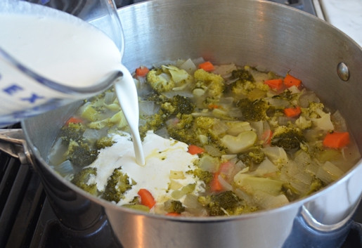 1. Этап. Крем-суп с брокколи и сыром: 7. После этого влейте сливки. Перемешайте.